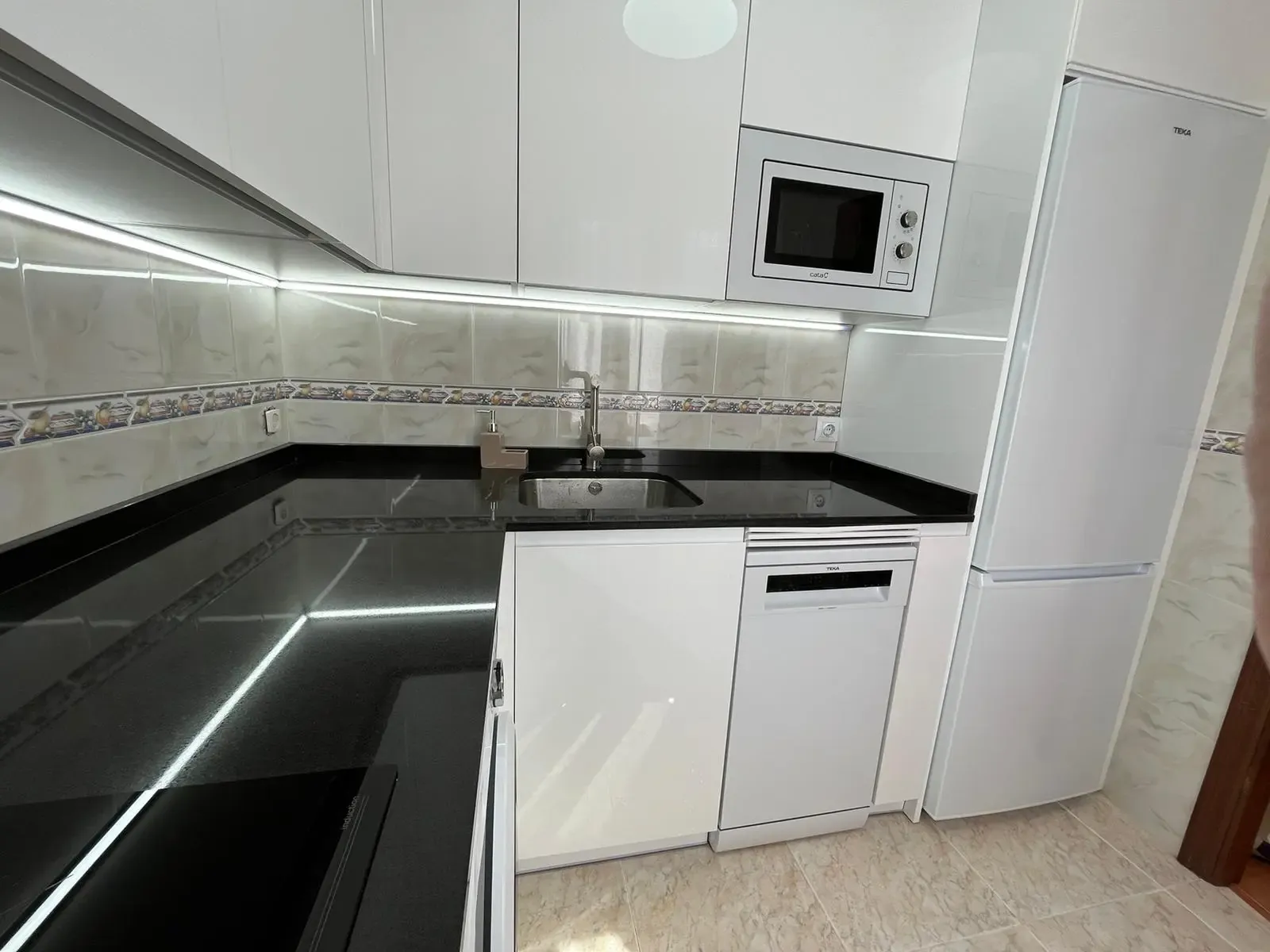 Cocina moderna totalmente equipada
